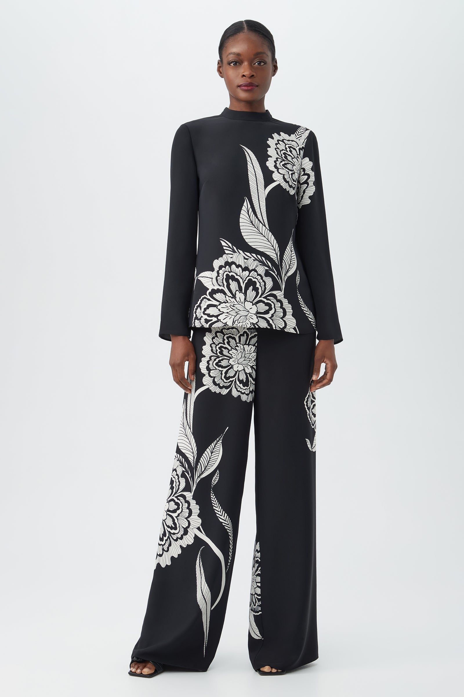 BLACK/SAVANNA SAND