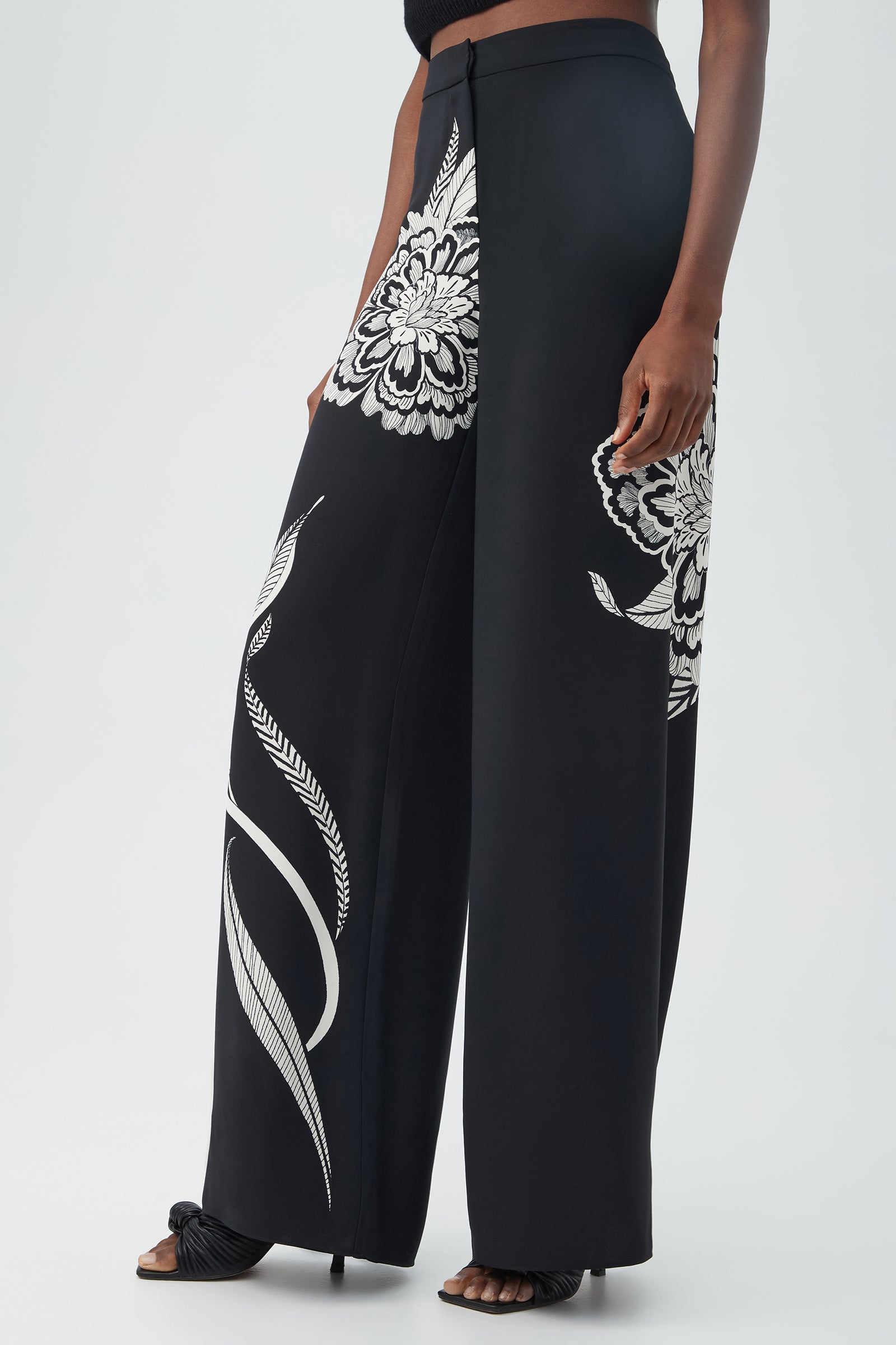 BLACK/SAVANNA SAND