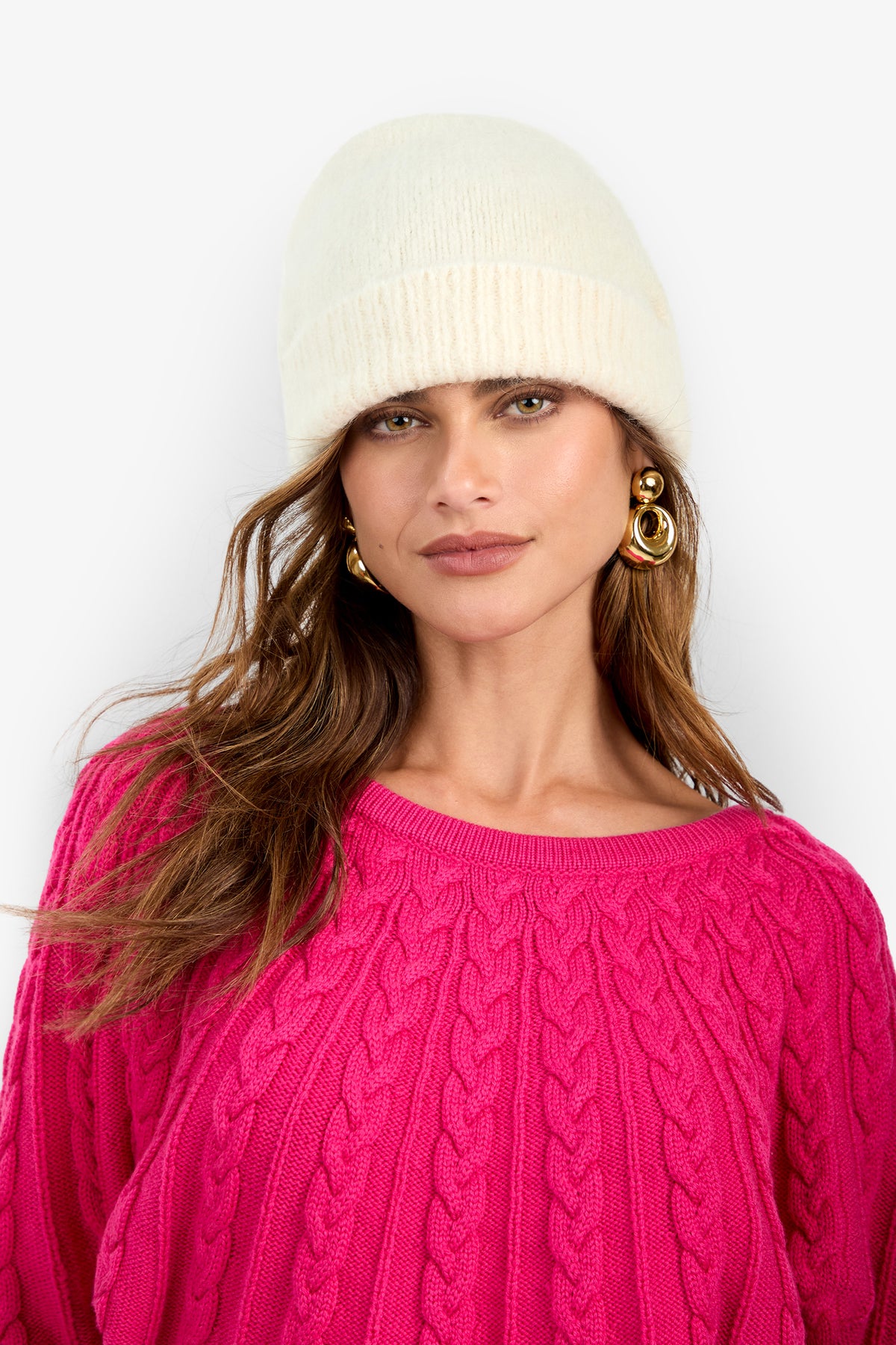 Woman wearing a cream-colored ribbed knit Carducci Hat.