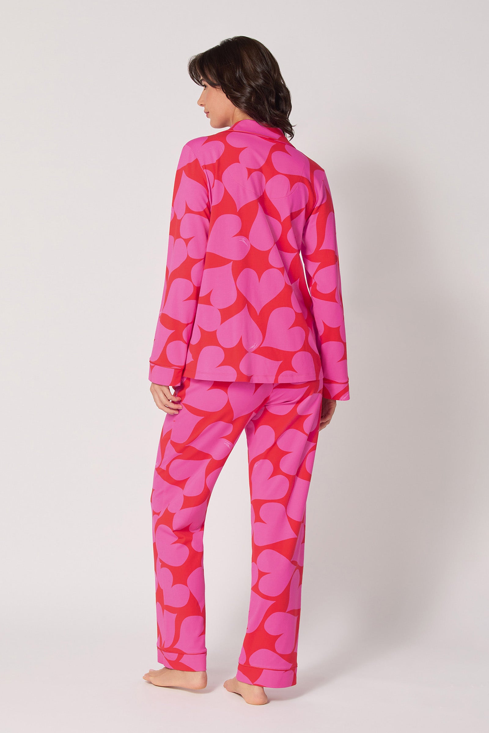 Of course! Please provide the keywords you'd like me to use for the HEARTS L/S CLASSIC PJ SET.