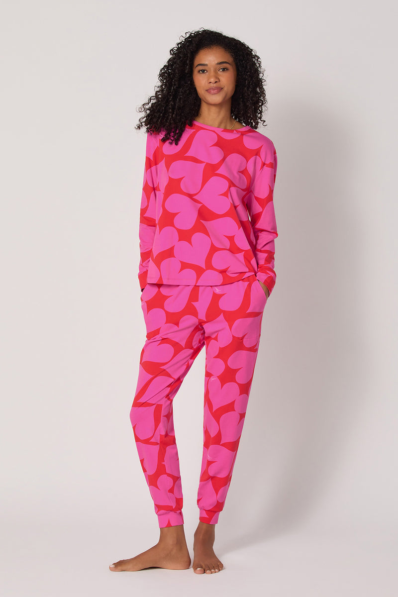Of course! Please provide the keywords you want me to include in the HEARTS L/S PULLOVER JOGGER SET description.
