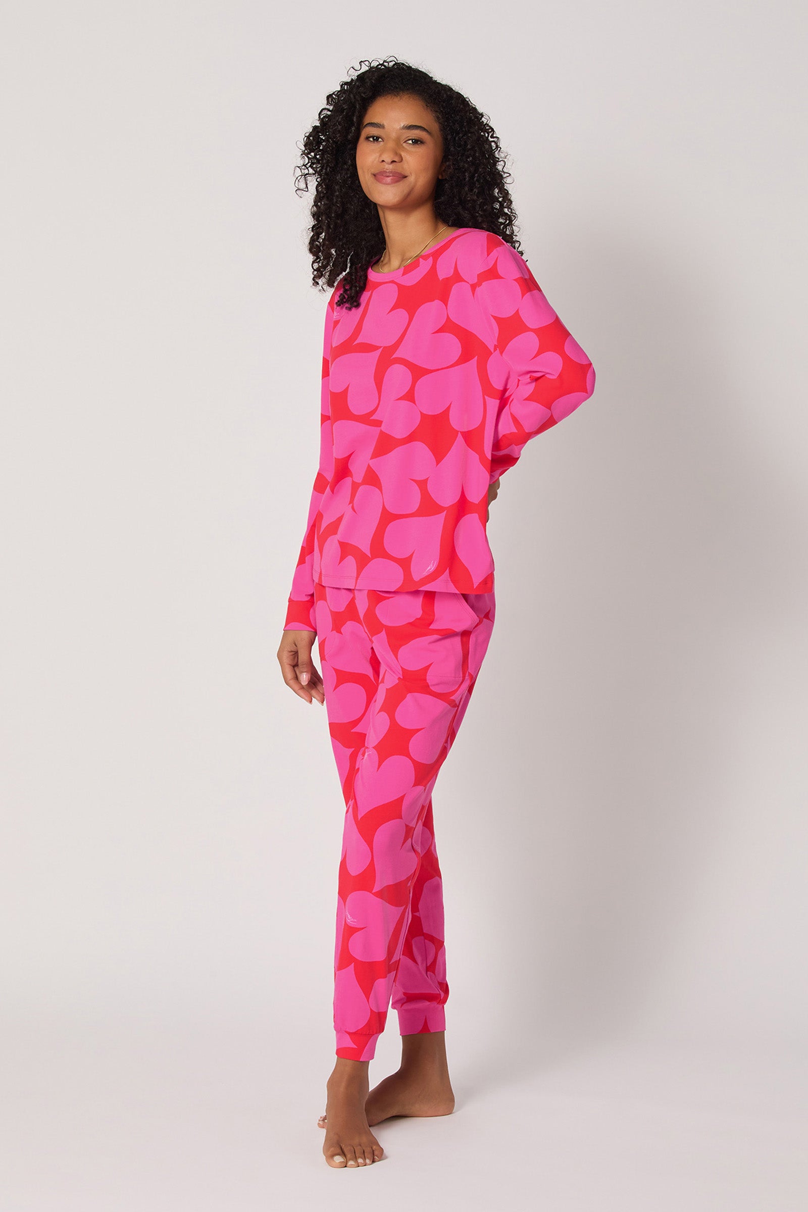 Of course! Please provide the keywords you want included in the description for the HEARTS L/S PULLOVER JOGGER SET.