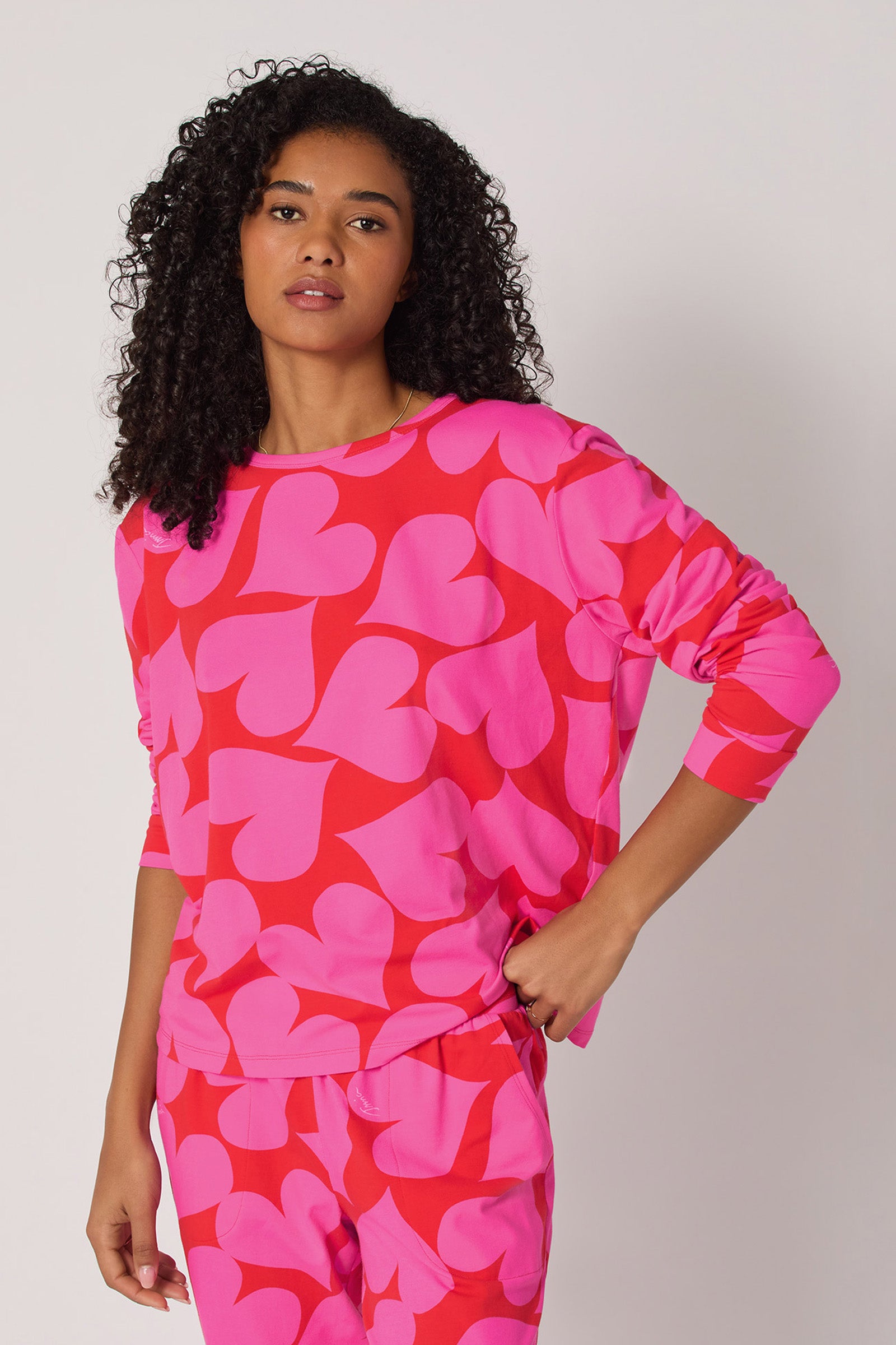 Of course! Please provide the keywords you’d like me to use for the HEARTS L/S PULLOVER JOGGER SET.