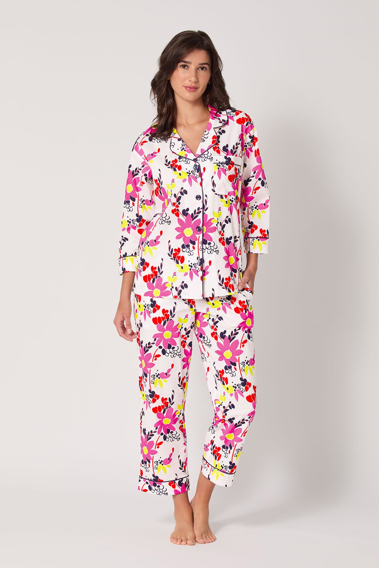 Of course! Please share the keywords you want me to include in the WHIMSICAL FLORAL 3/4 CROPPED PJ description.