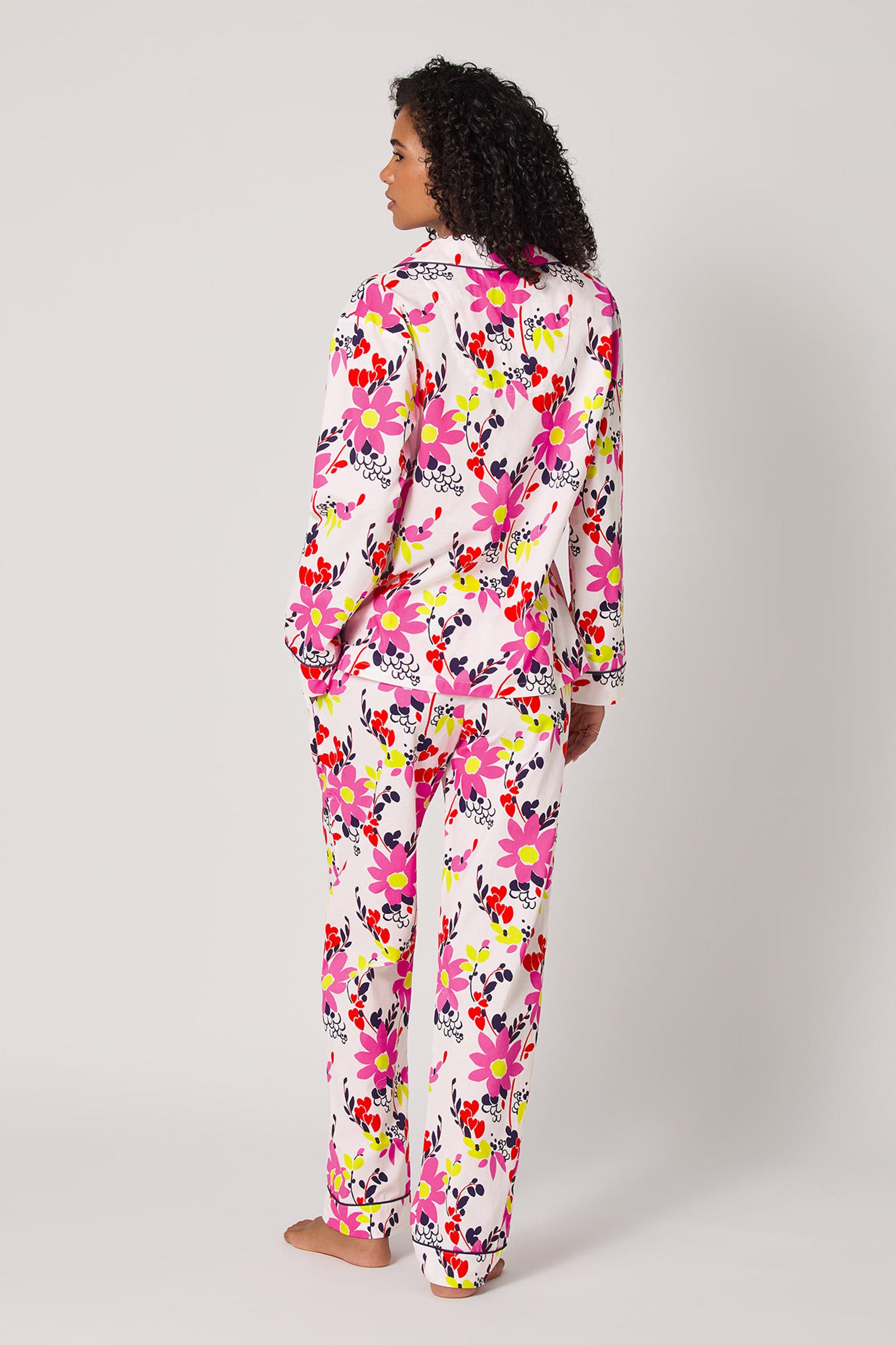 Of course! Please provide the keywords you’d like me to use for the WHIMSICAL FLORAL LS CLASSIC PJ.