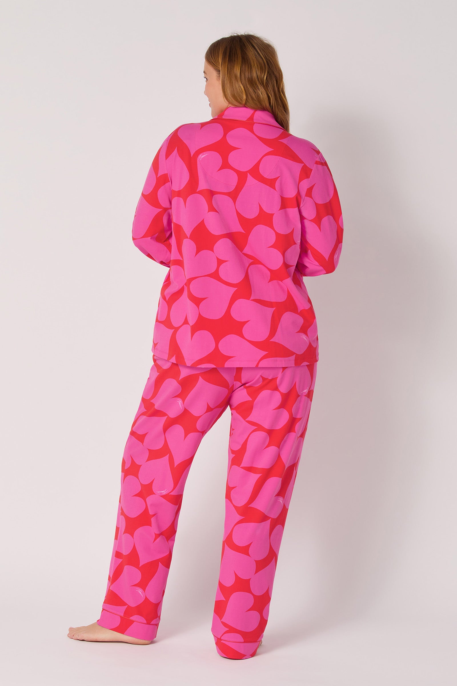 Of course! Please provide the keywords you'd like me to use for the HEARTS L/S CLASSIC PJ SET.