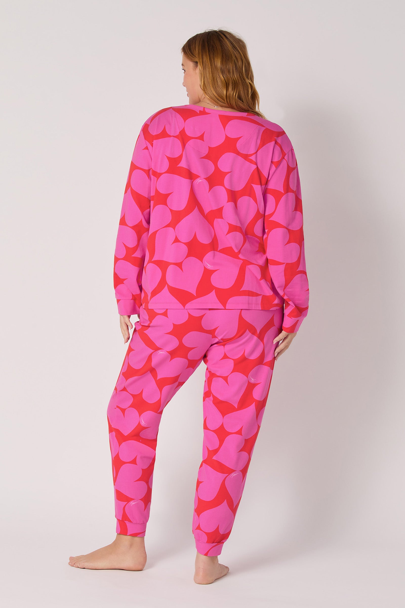 Of course! Please share the keywords you’d like me to include in the HEARTS L/S PULLOVER JOGGER SET description.