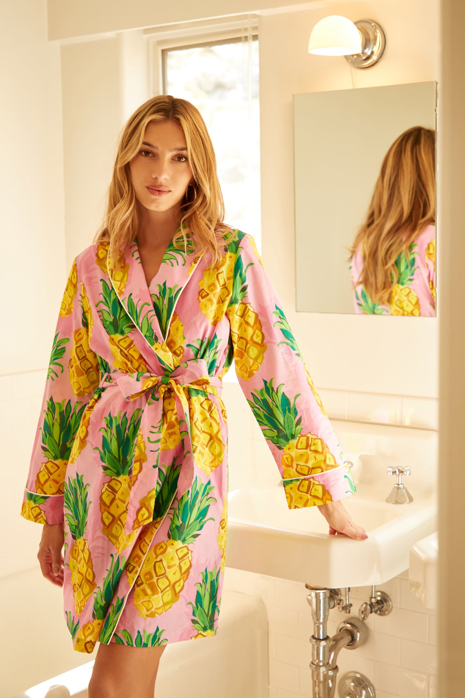 PINEAPPLE WOMEN'S LONG SLEEVE SHORT COTTON ROBE – Trina Turk