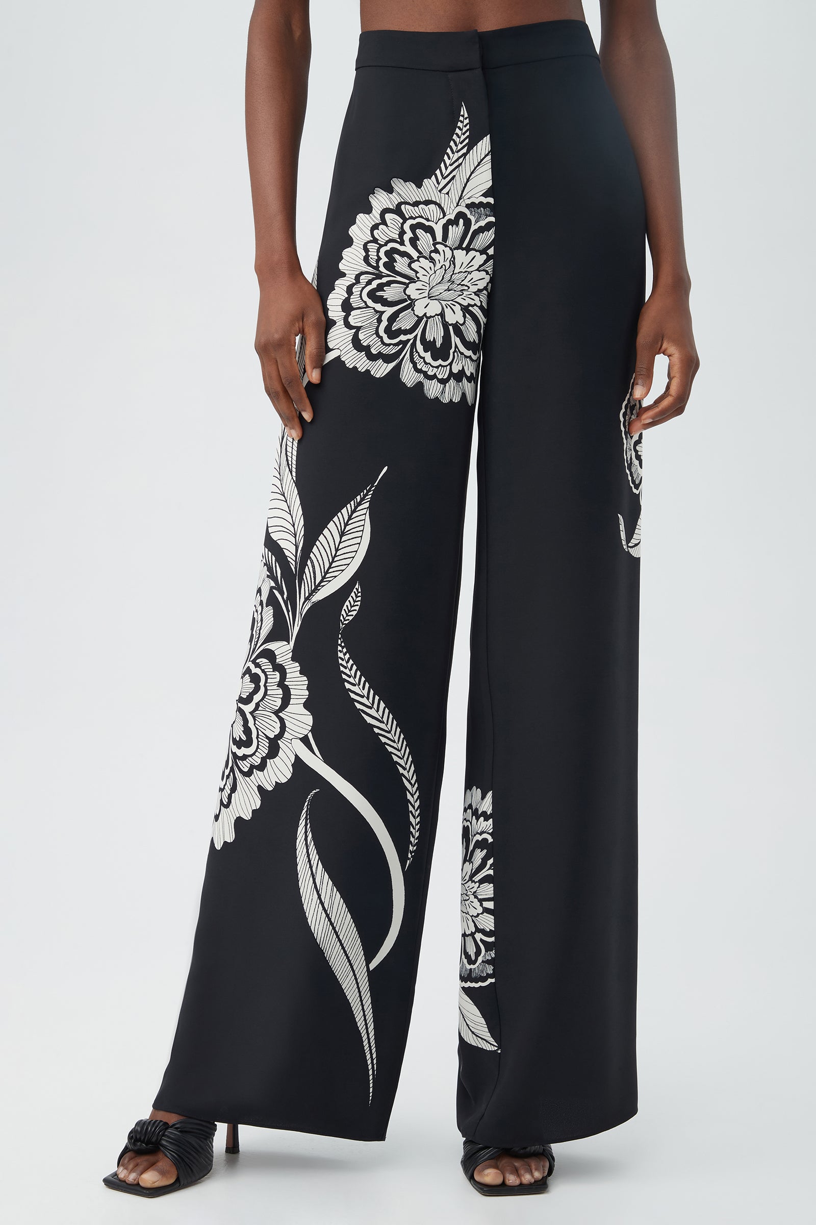 BLACK/SAVANNA SAND