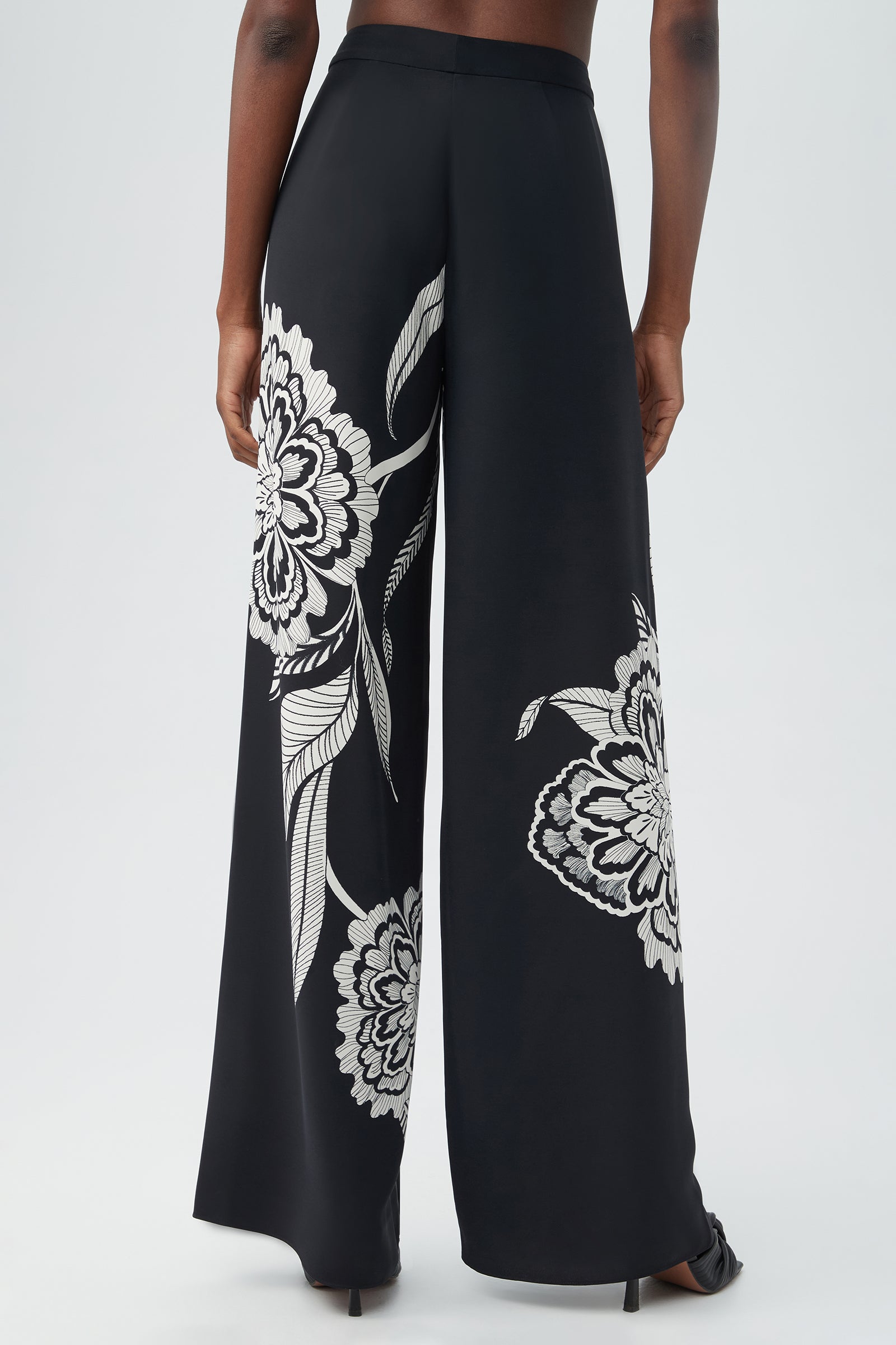 BLACK/SAVANNA SAND