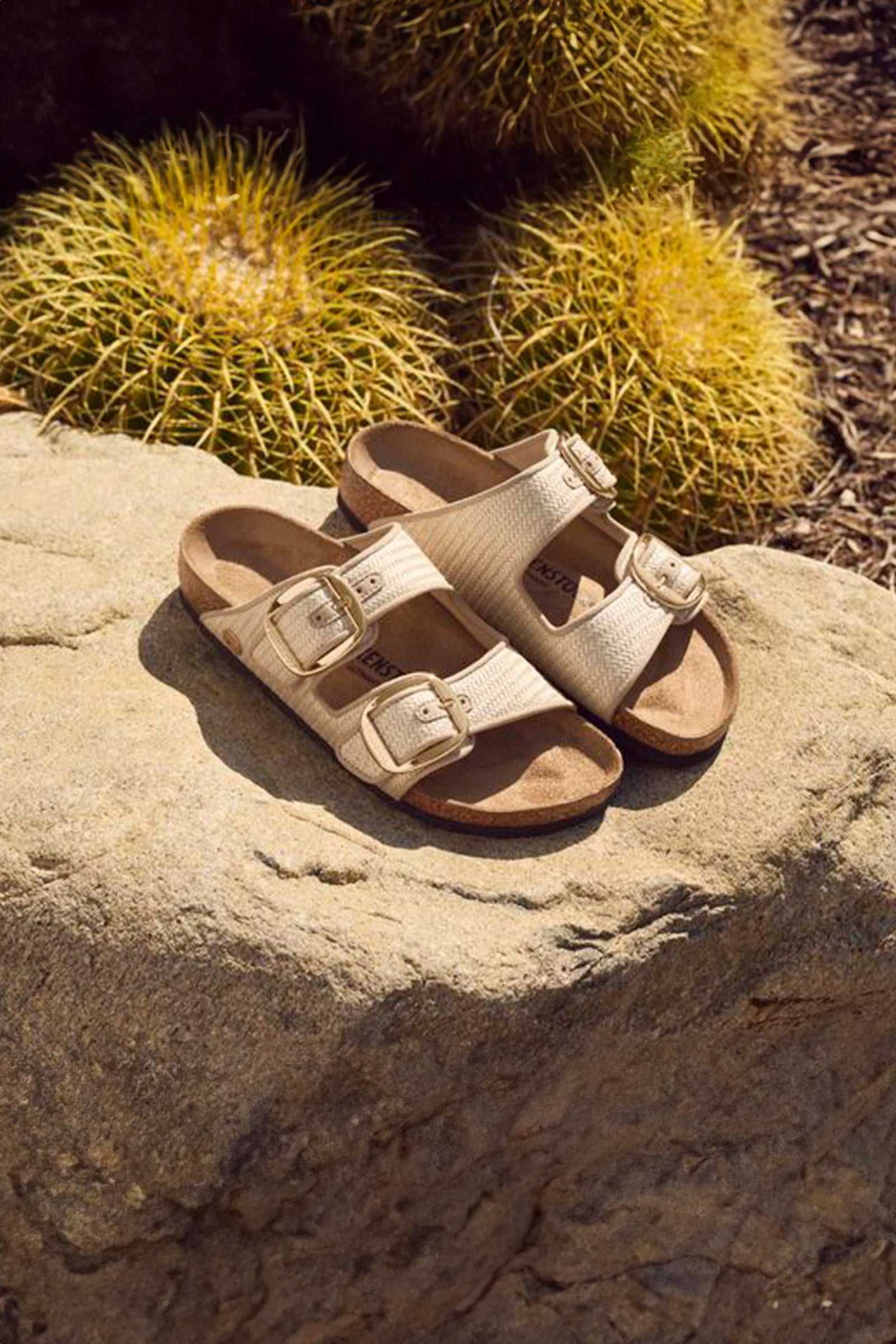 Of course! Please provide the keywords youd like me to use for the Birkenstock Arizona Raffia Sdl.