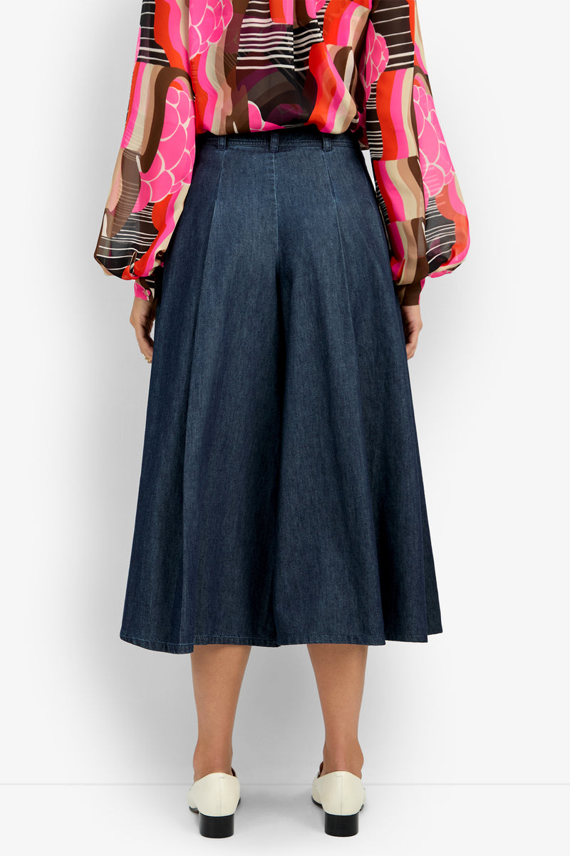 A person wearing the EMELLIO PANT, shown from the back against a plain background.