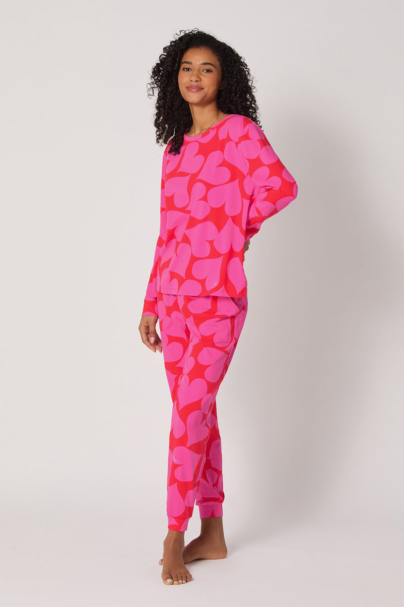 Of course! Please provide the keywords you want included in the description for the HEARTS L/S PULLOVER JOGGER SET.