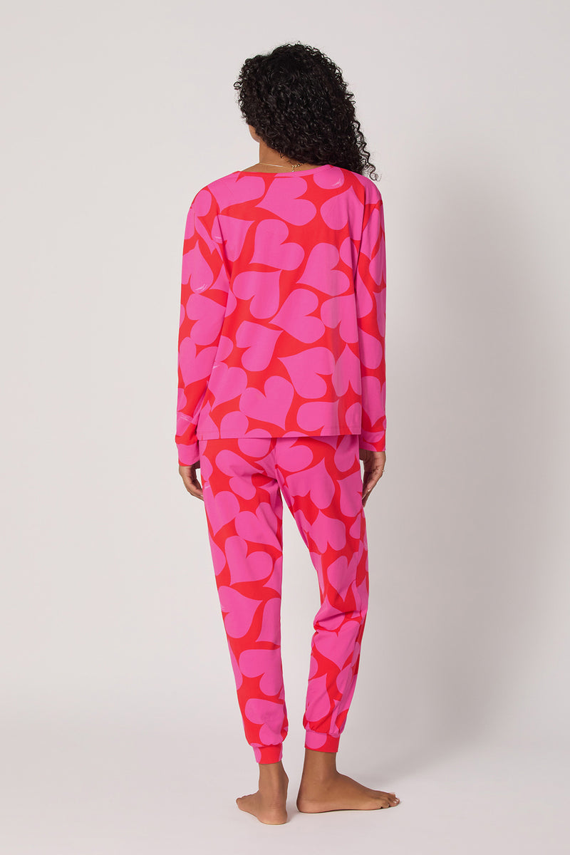 Of course! Please provide the keywords you’d like me to use for the HEARTS L/S PULLOVER JOGGER SET.
