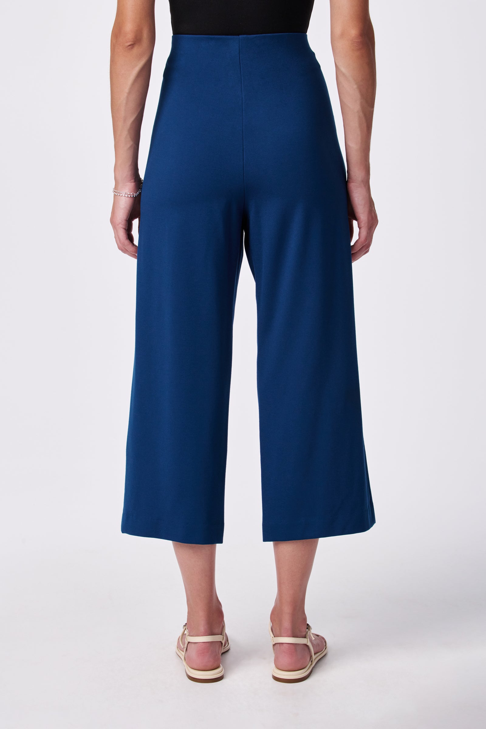 A person wearing Santo Pant.