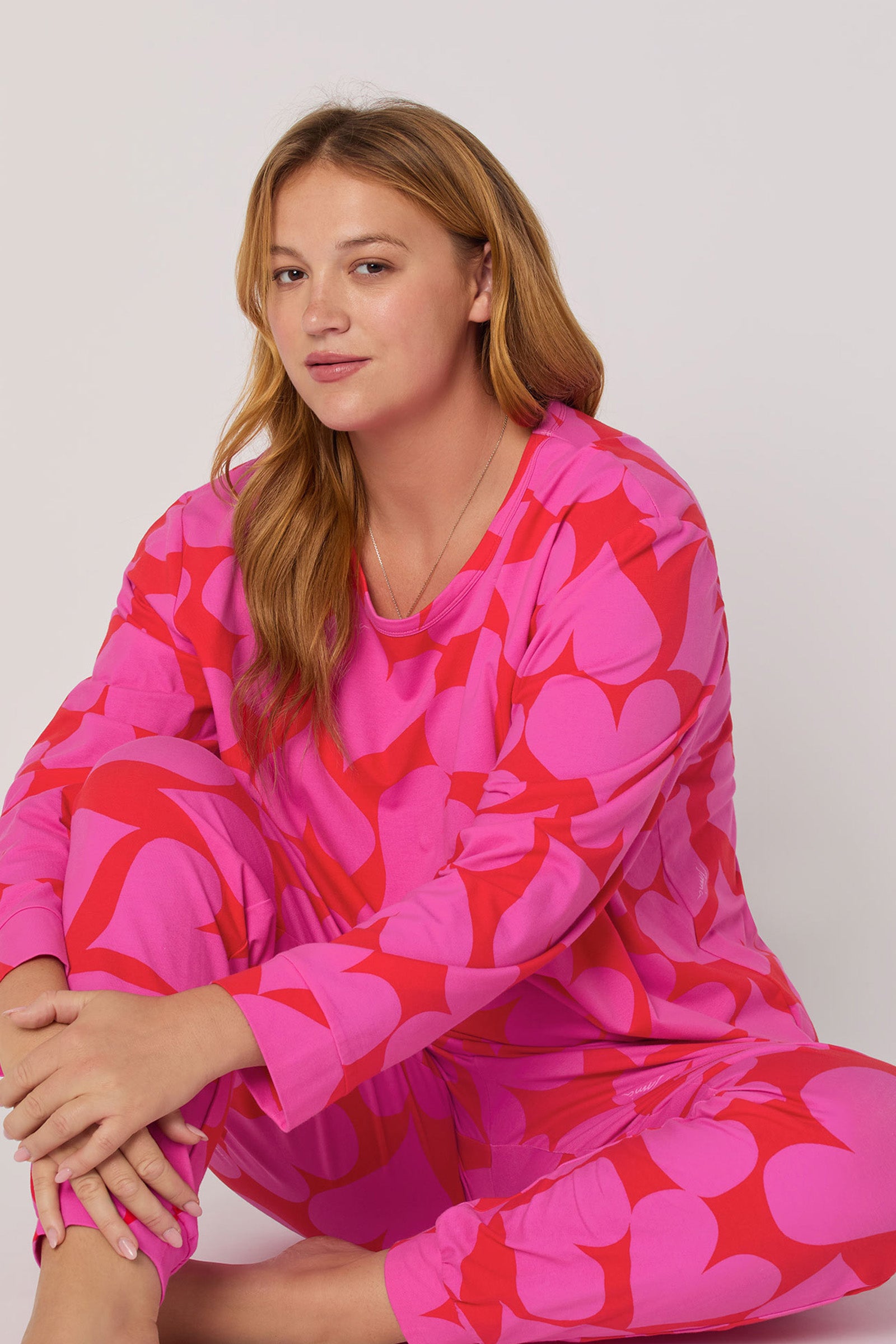 Of course! Please provide the keywords you'd like me to blend into the HEARTS L/S PULLOVER JOGGER SET description.