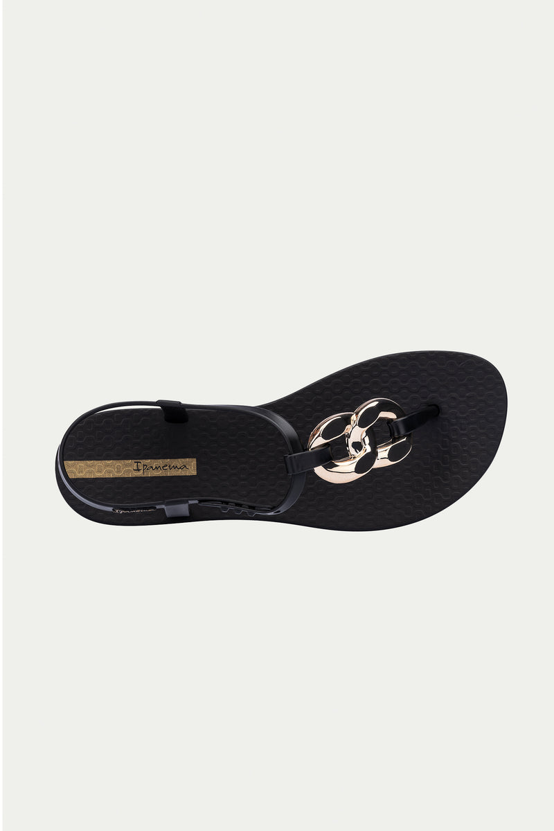 The Ipanema Class Connect Sandal in black features a textured footbed and a metallic circular strap detail, shown from above on a plain light background.