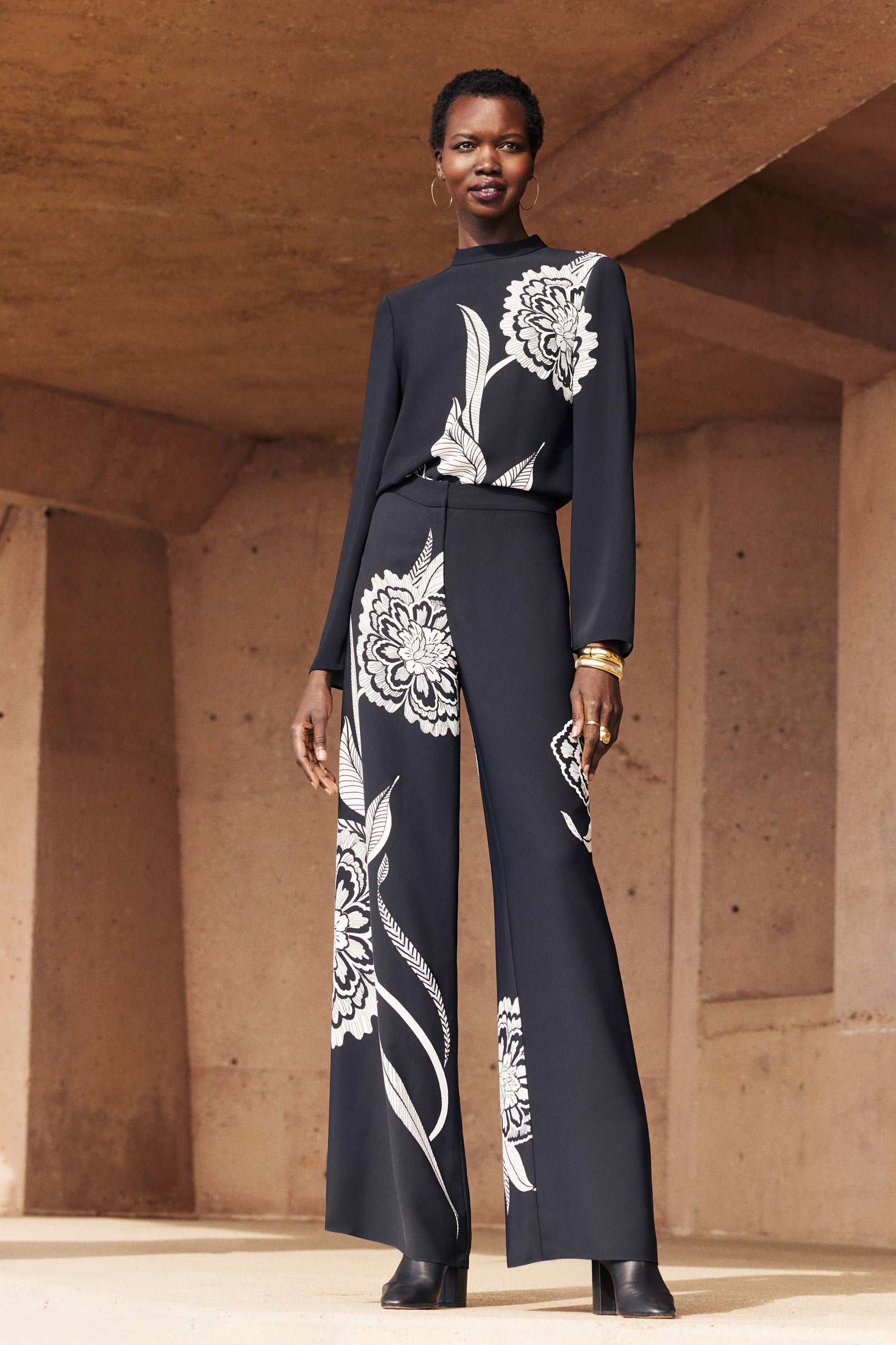 BLACK/SAVANNA SAND