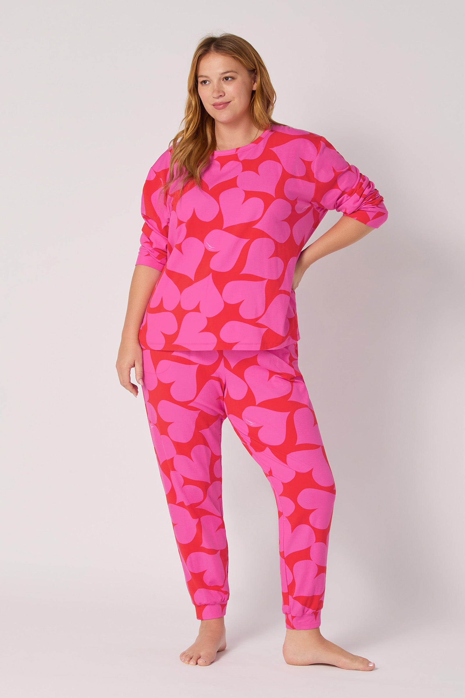 Of course! Please provide the keywords you’d like included in the HEARTS L/S PULLOVER JOGGER SET description.